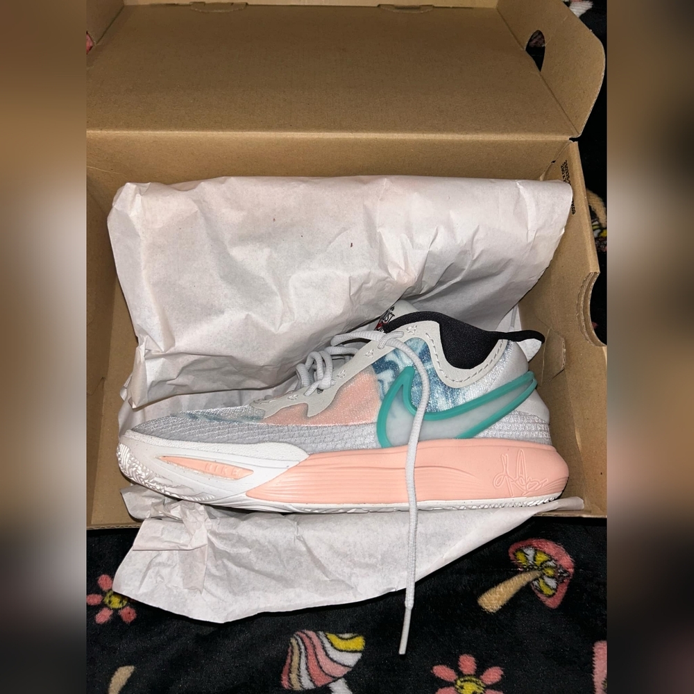 Nike Kyrie 8 - Picture 2 of 5